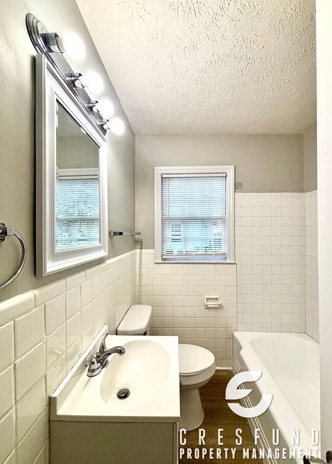 Building Photo - Adorable 2 Bedroom 1 Bathroom Ready for Mo...