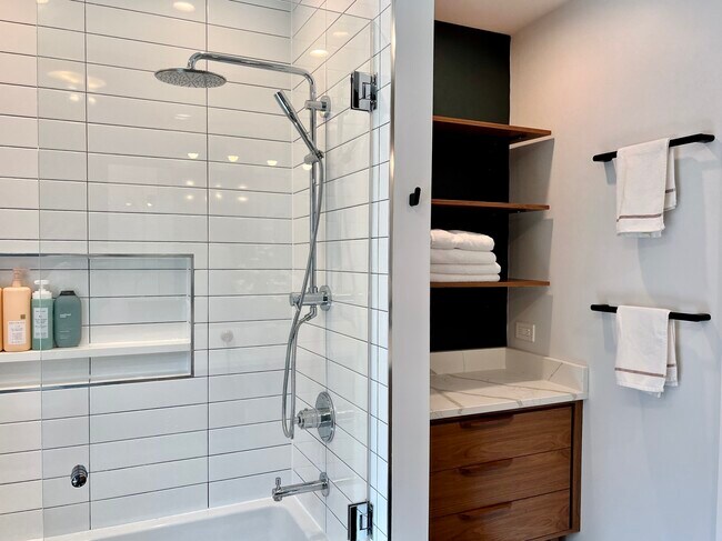 Building Photo - 940 N Oak Park Ave