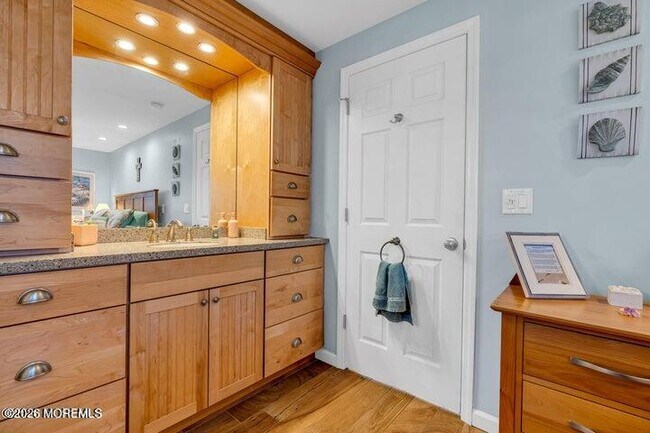 Building Photo - 28 E Bonita Way