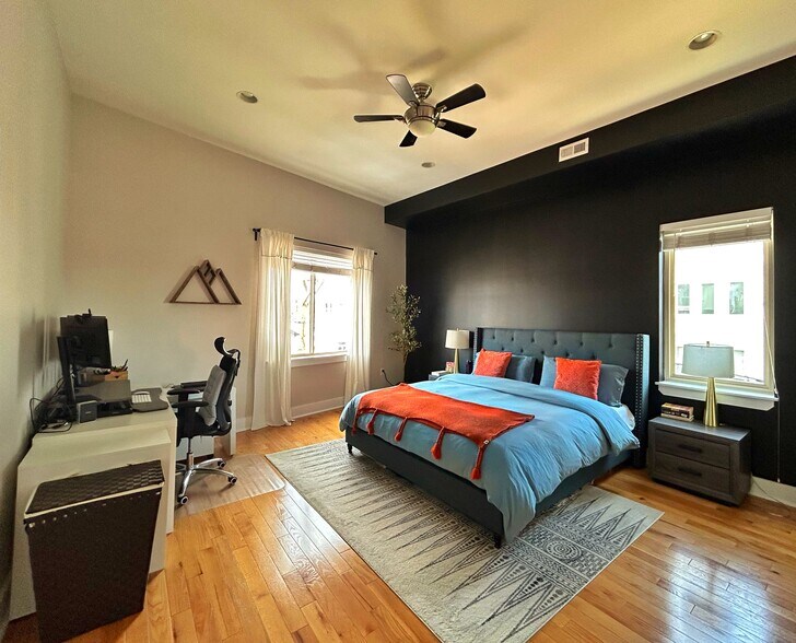 Huge master bedroom (King bed) - 14 W Thompson St