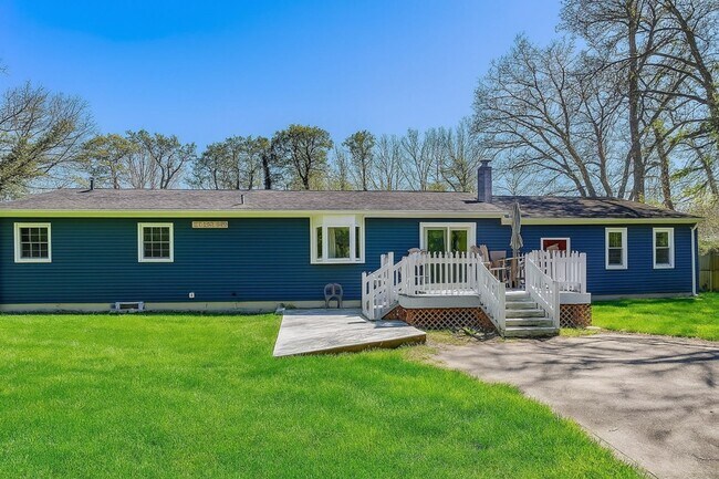 Building Photo - Charming & Cozy Ranch with Spacious Backya...