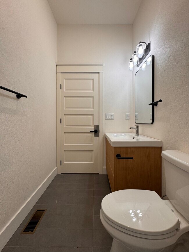 Building Photo - Poplar