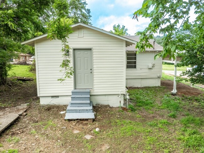 Building Photo - Freshly Updated 2 Bedroom House