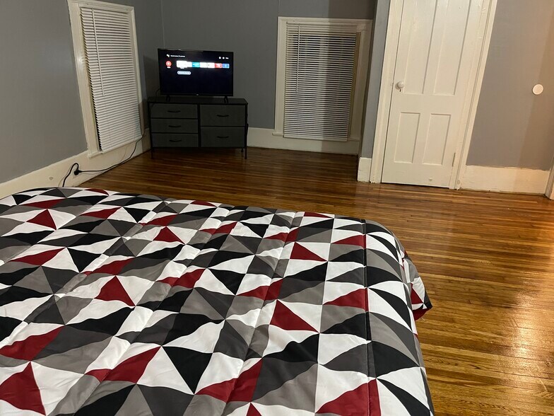 Unit B Bedroom - 405 W Clinton St
