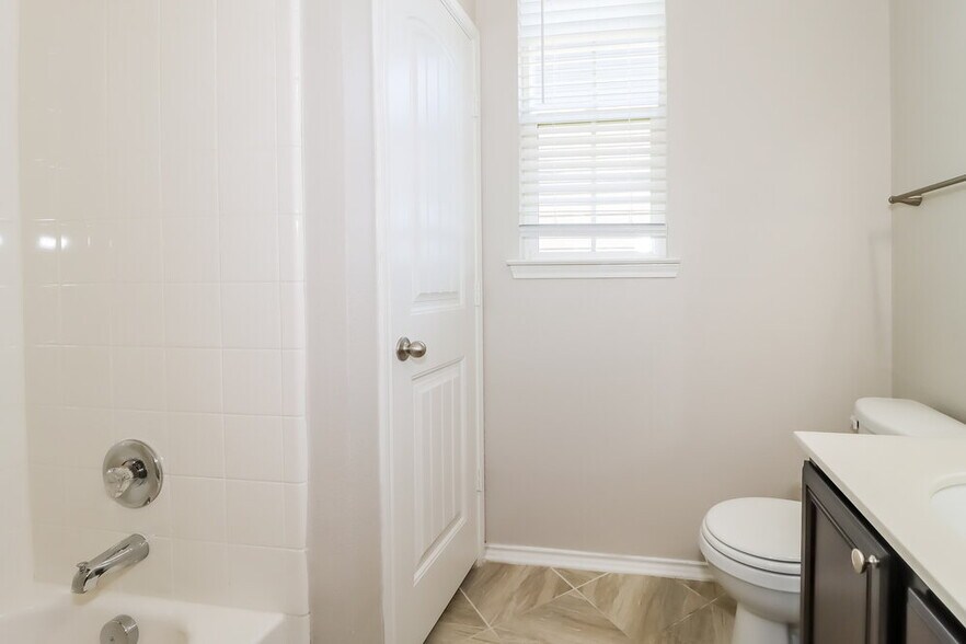 Building Photo - 124 Carrington St