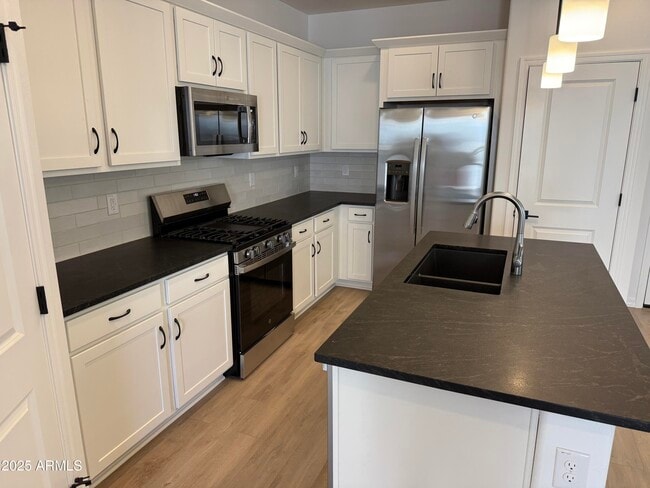 Building Photo - 1223 W Sparrow Dr