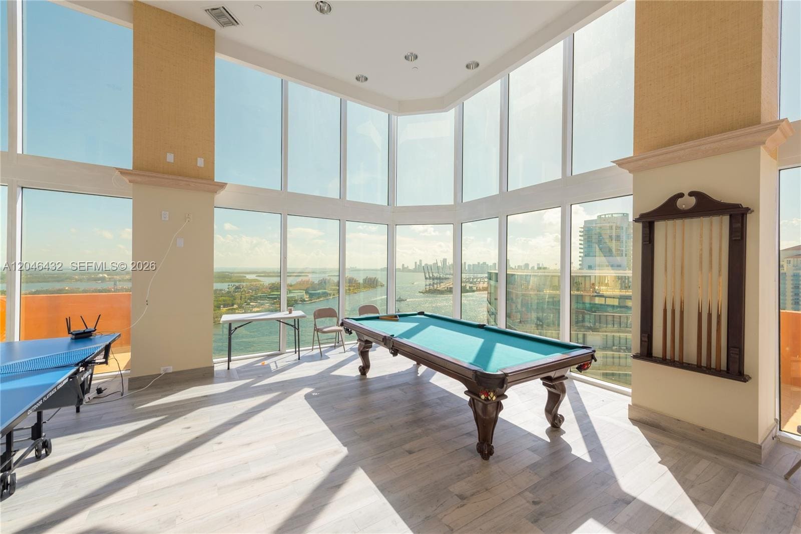Building Photo - 300 S Pointe Dr