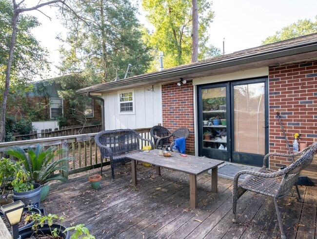 Building Photo - Three Bedroom Brick Ranch in National Hills!