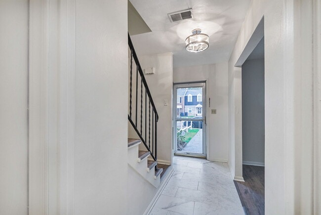 Building Photo - 5213 Clover Hill Dr