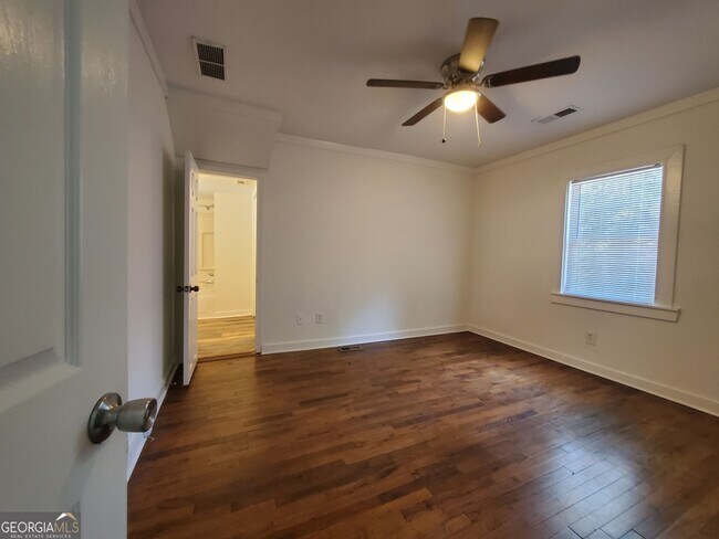 Building Photo - 2577 Eastwood Dr