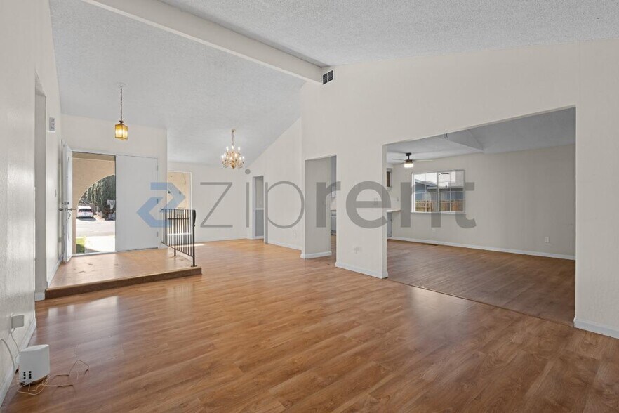 Building Photo - Unit
