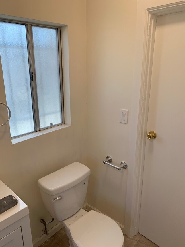 Building Photo - 137 E 31st St