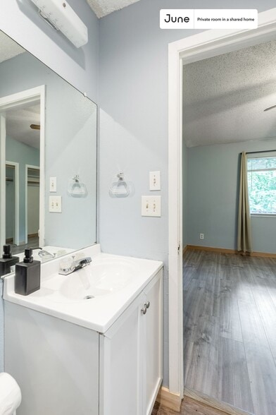 Building Photo - Room in Shared 3 bed/1.5 bath home