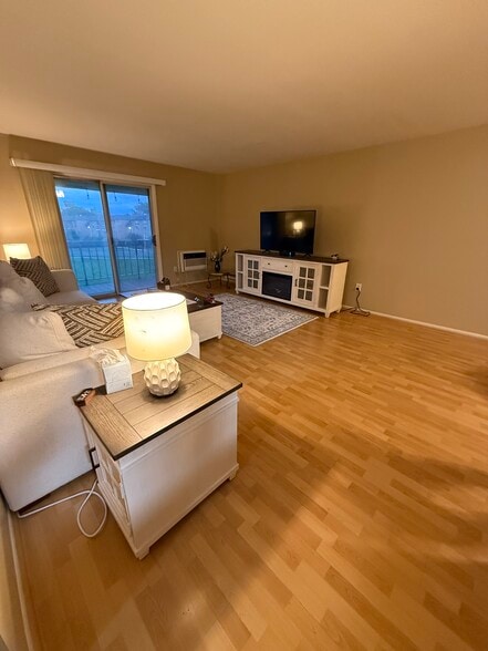 Building Photo - 807 Eves Dr