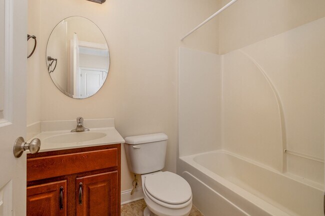 Building Photo - AVAILABLE TO SHOW!