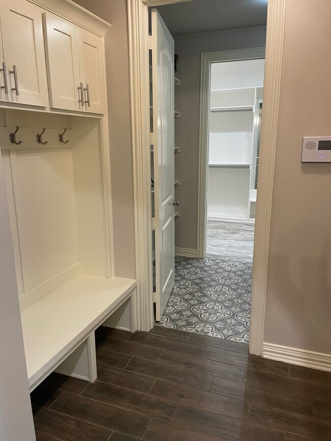 Building Photo - 3900 Gable Crest Ln