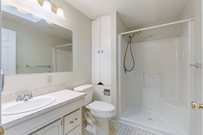 Building Photo - Large 2 bedroom 2 bathroom duplex with garage! $500 OFF YOUR FIRST MONTH’S RENT!