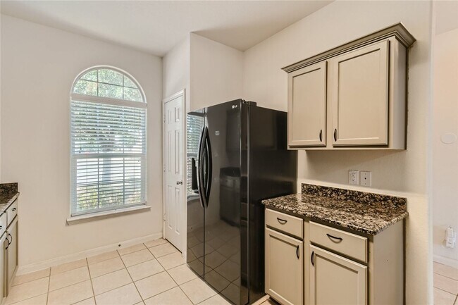 Building Photo - HUGE 5 BEDROOM HOME FOR RENT IN LUCKEY RAN...