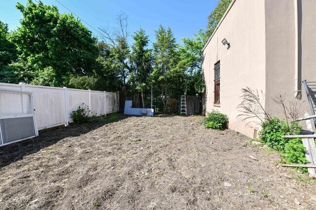 Building Photo - 241 Maple St
