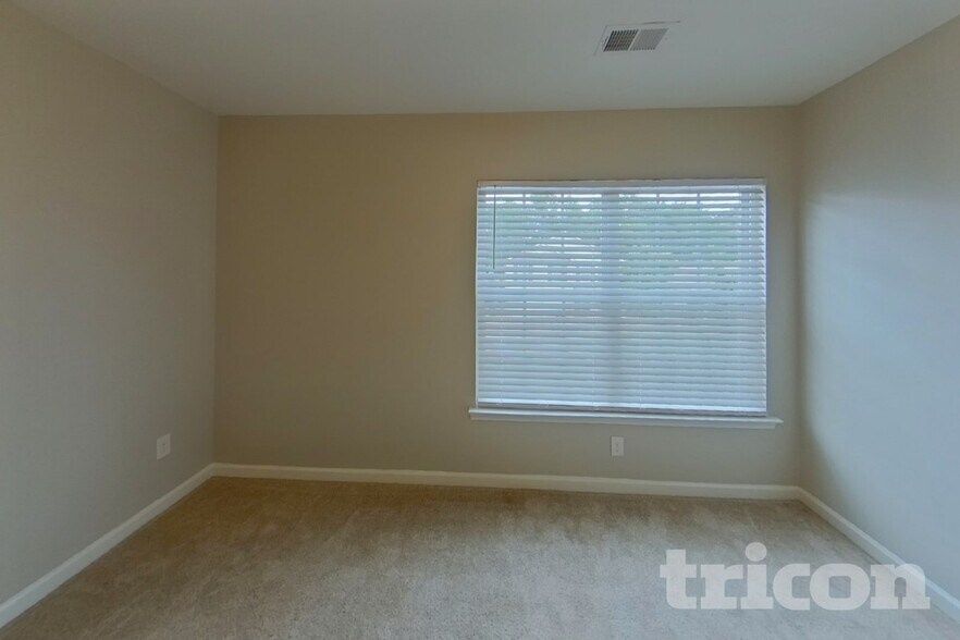 Building Photo - 208 Willow Grv Wy