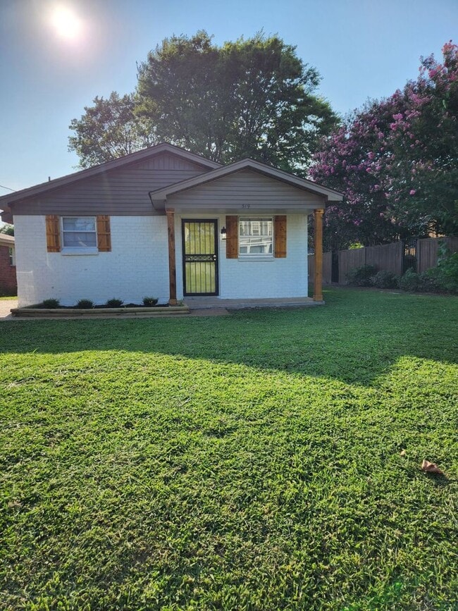 Building Photo - 4 bedroom 1 bath home for lease