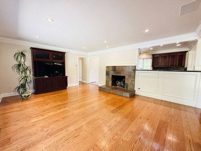 Building Photo - Beautifully Updated 3 Bed 2 Bath Walnut Cr...
