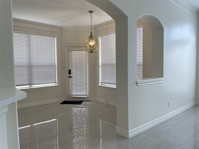 Building Photo - 5622 Lake Pl Dr