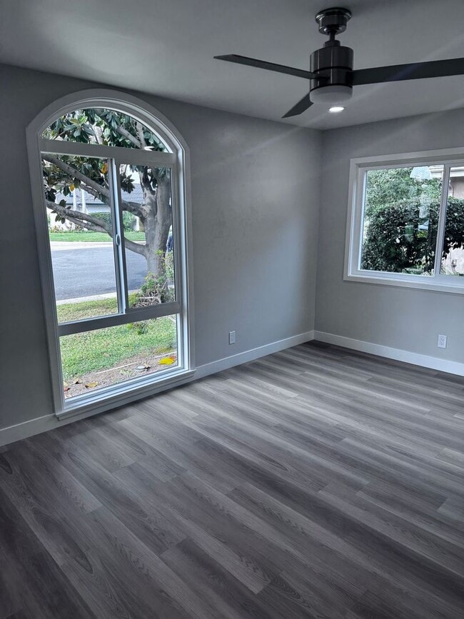 Building Photo - Spacious 3 Bed 2 Bath in Enderle Gardens: ...