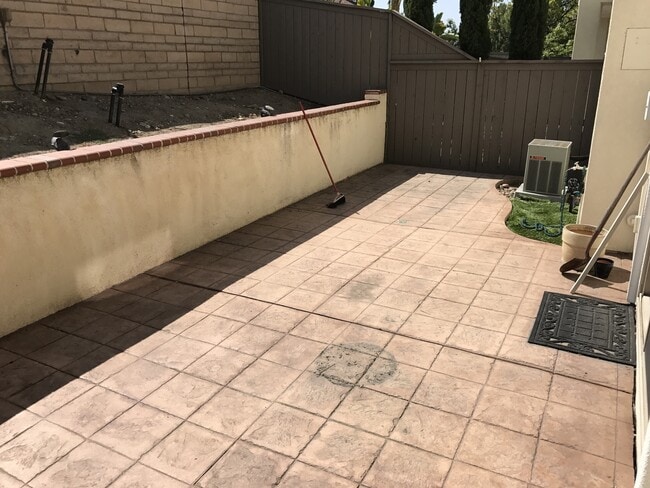 Building Photo - Beautiful Mission Valley Townhome in Escal...