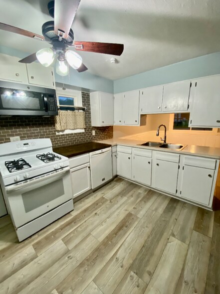 Building Photo - 5696 Pleasant Ave