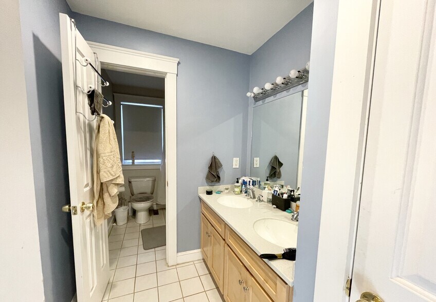 Building Photo - 23 Iroquois St