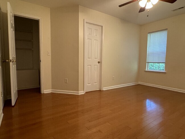 Building Photo - 3 BD/2 BA - Two Story Home in Mid-town Wil...