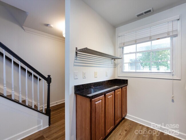Building Photo - 1348 Green Oaks Ln