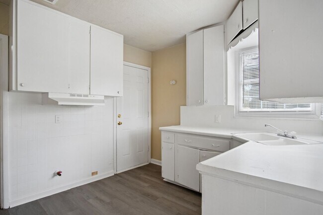 Building Photo - Close to Local Amenities and Downtown