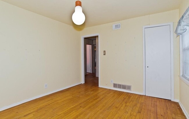 Building Photo - 2442 Oates Dr