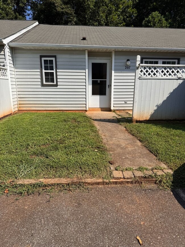 Building Photo - 2 Bedroom || 2 Bathroom - Single Level Tow...
