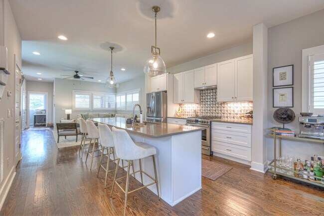 Building Photo - Luxurious 4BR Home Close to 12 South