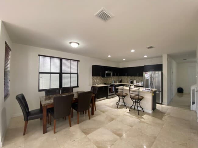 Building Photo - FULLY furnished House in Miami