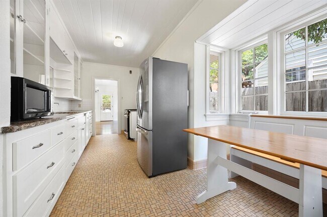 Building Photo - 610 Rathervue Pl
