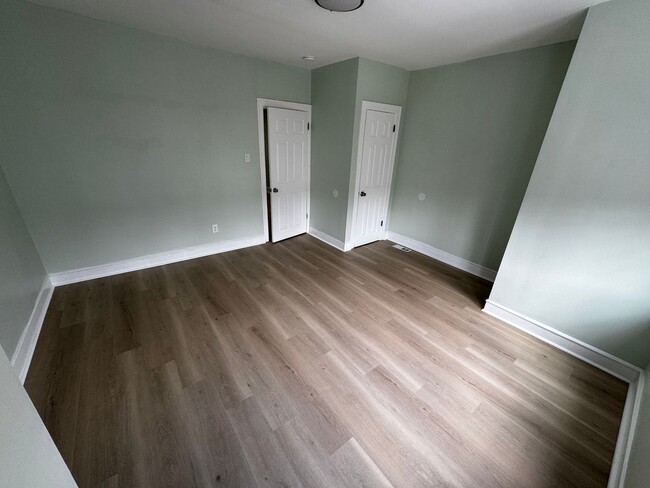 Building Photo - Remodeled 3bd/1.5 House with Rear yard!! S...