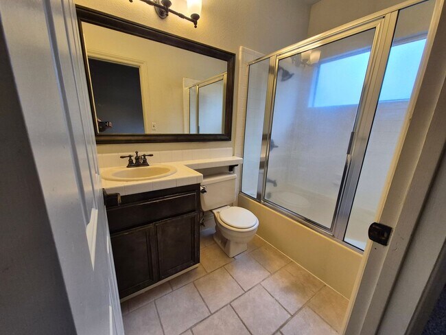 Building Photo - Adorable Spacious 3 Bdrm 3 Bath Home