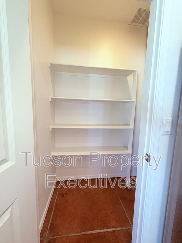 Building Photo - 324 W 23rd St