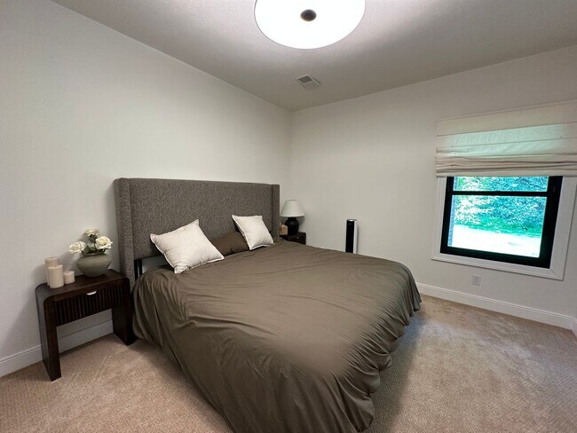 Building Photo - Five Bedroom Home on Almost Two Acres!