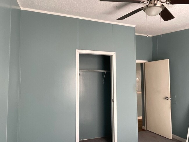 Building Photo - Three bedroom/2 Bath close to downtown Pra...