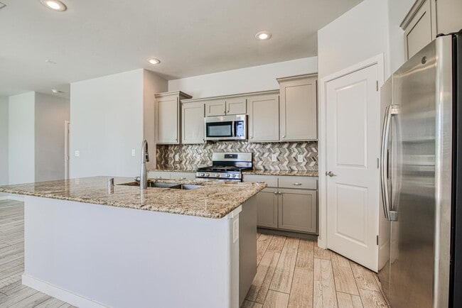 Building Photo - Beautiful 4 bed/2.5 baths in the desirable...
