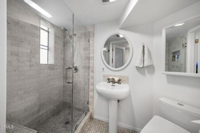 Building Photo - 3551 Dixie Canyon Pl