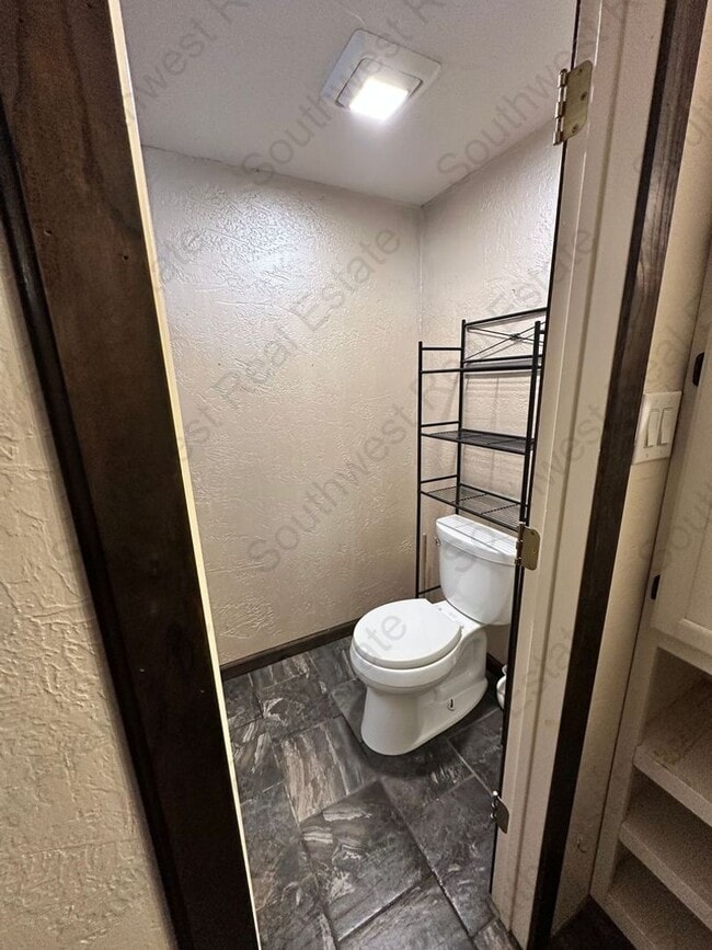 Building Photo - Country home with 3 bedroom 2 bathrooms