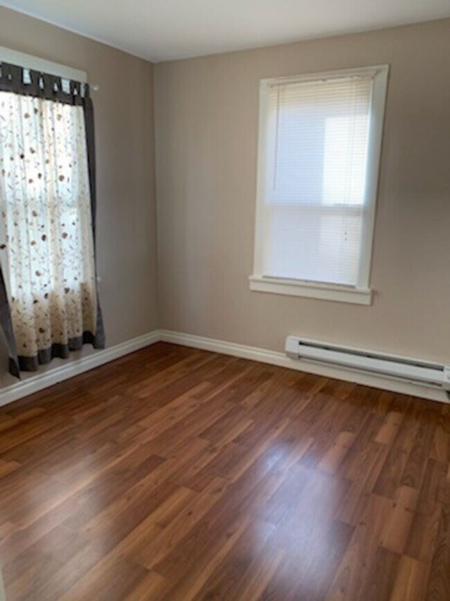 Building Photo - Cute and Cozy Newly Remodeled