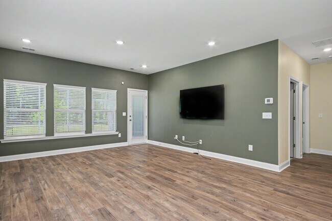 Building Photo - 2223 Blue Crane Cir