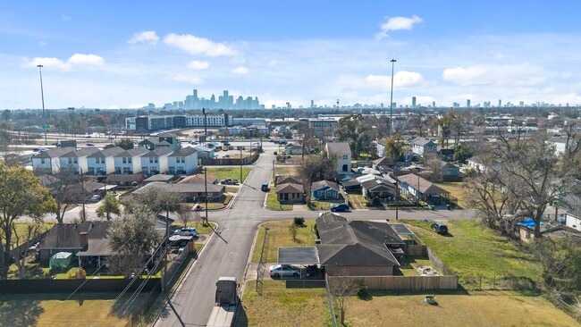 Building Photo - 1430 E 32nd 1/2 St